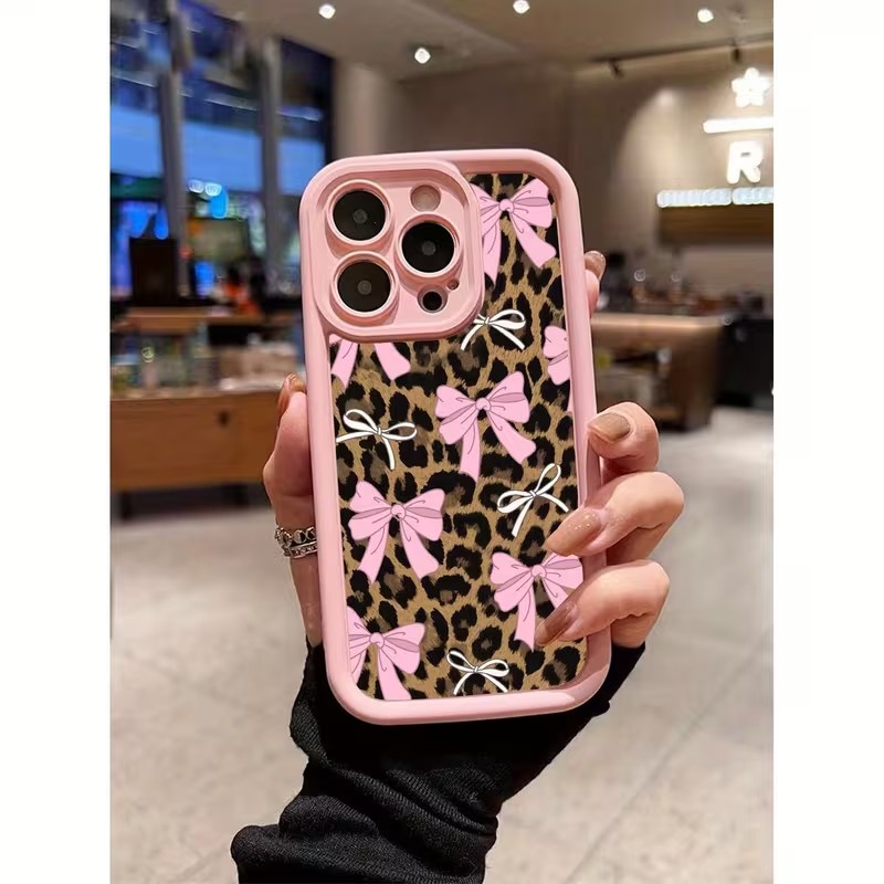 Apple Iphone 15 Pro Max - Telefoonhoesje met luipaardprint en strik voor